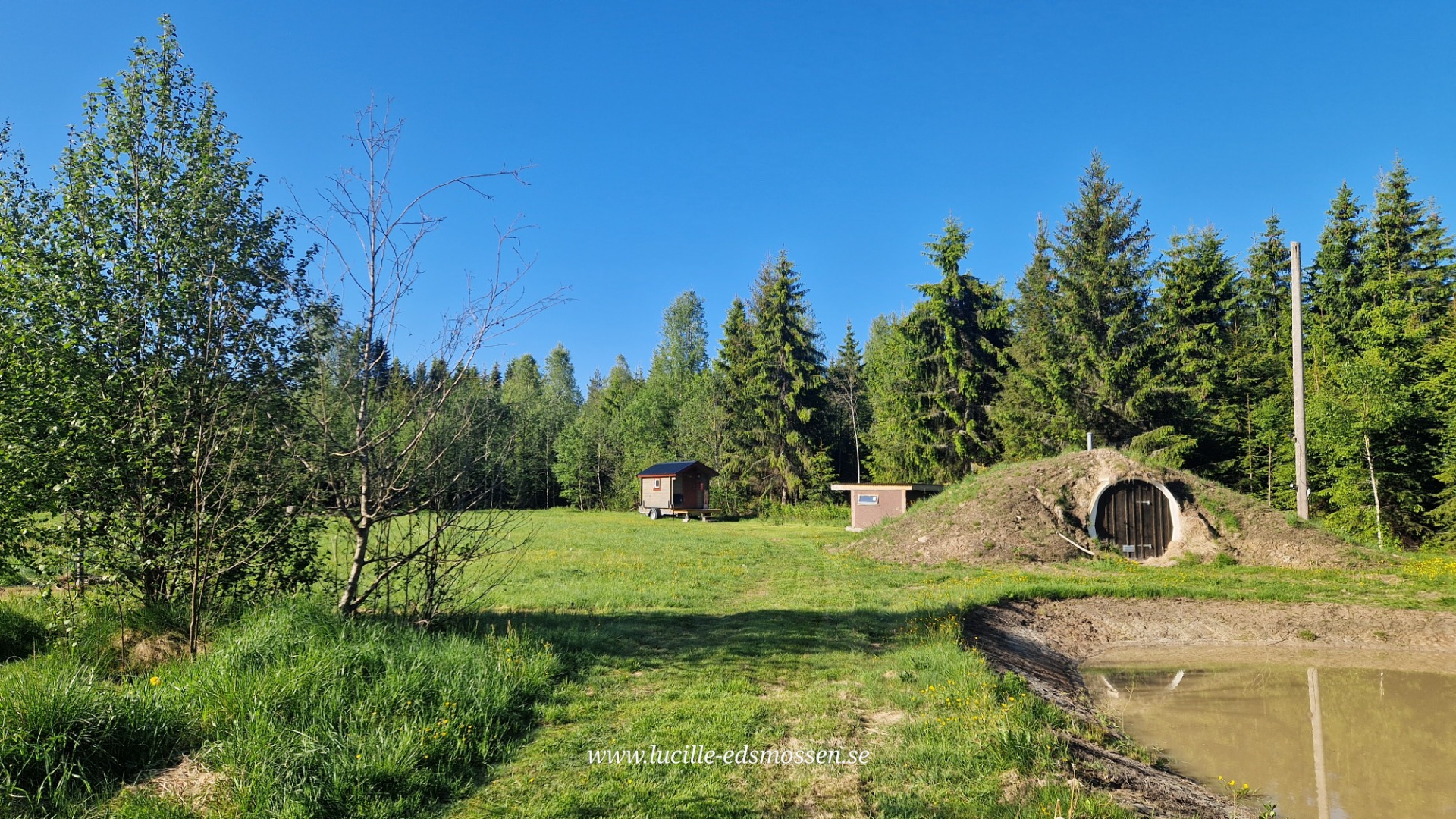 De kleine Cabin achter in de tuin, achter de aardkelder. 